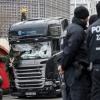 Polizisten vor dem zerstörten LKW am Breitscheidplatz in Berlin. Nach den mutmaßlichen Manipulationen im Fall Amri wurden Wohnungen mehrerer Beamter des LKAs durchsucht. (Archiv)