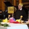 „Ein Sommernachtstraum“ als musikalisch-literarischer Abend. Ulrich Scheinhammer-Schmid und Katharina Jäger hatten allein anhand der ständig zu wechselnden Kopfbedeckungen in der Klosterbibliothek viel zu tun.  	