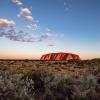 Der Uluru/Ayers Rock ist der heilige Berg der Aborigines, seit 2019 darf er nicht mehr bestiegen werden. Aber ein  Besuch dort ist dennoch spektakulär. 
