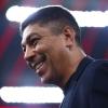 Der ehemalige Fußballprofi Giovane Elber steht vor dem Spiel im Stadion.