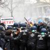 Die Polizei setzt bei einer Demonstration gegen die Corona-Einschränkungen der Bundesregierung vor dem Brandenburger Tor Wasserwerfer ein.