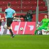 Leverkusens Moussa Diaby trifft gegen Augsburgs Torhüter Rafal Gikiewicz zum 2:0.