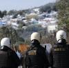 Griechische Polizisten patrouillieren während Zusammenstößen in der Nähe des Flüchtlingslagers „Moria“ auf der Insel Lesbos. 