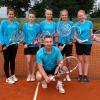 Die Juniorinnen des TC Klingsmoos freuen sich über die Meisterschaft (von links): Corinna Kraus, Eva Strobl, Charlotte Roloff, Chantal Roloff und Johanna Kühn. Vorne: Trainer Robert Kiefer.  
