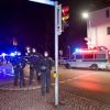 Die Polizei setzt mit vielen Einsatzkräften das Versammlungsverbot gegen die Corona-Spaziergänger in Landsberg durch.