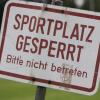 In ganz Bayern sind Sport- und Spielplätze wegen der Corona-Pandemie vorerst gesperrt. Wie es in den kommenden Wochen etwa für die Ligen des Bayerischen Fußballverbandes (BFV) weitergehen soll, ist offen. 