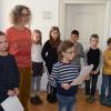 Barbara Mahler und Kinder der Kunstgrundschule Wertingen führten durch die Ausstellung von Hartmut Pfeuffer. 	