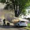 Auto prallt gegen Baum und brennt: 23-Jähriger schwer verletzt