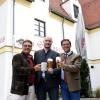 Bei der Neuereröffnung des "Wirtshaus zum Strasser" (von links): Reinhold Dempf, Sebastian Kahl und Umberto Freiherr von Beck-Peccoz.