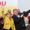Parteichefin Angela Merkel mit dem CDU-Spitzenkandidaten Bernd Althusmann (rechts): Die Aufarbeitung ist verschoben.