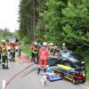 Die Feuerwehr Aichach befreite den Schwerverletzen aus seinem Autowrack.