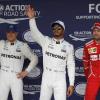 Lewis Hamilton (M), Valtteri Bottas (l) und Sebastian Vettel fuhren beim Qualifying in Suzuka die schnellsten Zeiten.