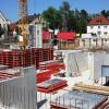 Das ist gerade Vöhringens größte Baustelle. Im Bereich von Memminger Straße, Bachgasse und Blumenstraße entsteht das neue Domizil der Volksbank.