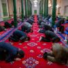 Uiguren und andere Gläubige beten während des Gottesdienstes in der Id-Kah-Moschee in Kashgar in der Uigurischen Autonomen Region Xinjiang im Westen Chinas.