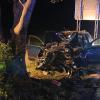 Auto prallt gegen Baum: Fahrer wird schwer verletzt
