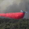 Ein Löschflugzeug wirft Flammschutzmittel über einem Buschbrand südwestlich von Sydney ab. Die Feuerwehr kämpft in der Region noch immer gegen mehr als 60 Brände.