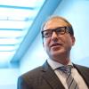 Bundesverkehrsminister Alexander Dobrindt hält trotz drohendem europäischen Gerichtsverfahren an der Pkw-Maut fest.