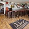 Die Augsburger Fußballkneipe "11er" ist derzeit wie alle anderen Bars geschlossen. Kein Bier um die Ecke mit den Freunden - was macht das mit den Menschen?