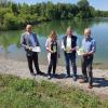  Bürgermeister Gerrit Maneth, Manuela Lutmayr, Adolf Reichhardt jun. und Hans Mesch (von links) schauen sich den neuen Baggersee-Zugang an. 
