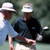 Über 45 Jahre lang war Willi Hofmann (links) Coach und Mentor des deutschen Ausnahmegolfers Bernhard Langer. Das Foto zeigt die beiden bei einem Turnier im Jahr 2000. 