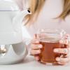 In vielen Detox-Tees stecken Zutaten, die entwässernd wirken - Brennnessel zum Beispiel.