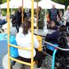 Dieses Karussell im Botanischen Garten Augsburg können auch Kinder im Rollstuhl nutzen. 	