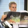 Michael Grubert (SPD), Bürgermeister von Kleinmachnow, erklärt anhand von Fotos, weshalb es sich bei dem gesuchten Raubtier um keine Löwin handeln soll.
