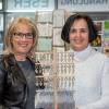 Marion Schmid (links) freut sich, dass Buchhändlerin Elke Eser in ihrer Buchhandlung in Meitingen die „Valentinsaktion“ für den Rainbow-Fonds unterstützt.