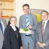 Hausgemachte Maultaschen bekam Staatssekretär Dr. Gerd Müller für seinen Vortrag über die Chancen Krumbachs auf dem Gesundheitsmarkt überreicht. Unser Bild zeigt (von links) Regierungspräsident Karl Michael Scheufele, Karl Kling, Generaloberin Schwester Edith Schlachter, Dr. Gerd Müller, Bundestagsabgeordneter Dr. Georg Nüßlein und Krumbad-Geschäftsführer Karl Honz.  