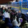 Menschen aus der Ukraine kommen am Bahnhof von Przemysl in Polen an.