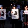 Weltweite Solidarität: Demonstrantinnen und Demonstranten halten Schilder auf dem Berlioner Oranienplatz. Sie solidarisiert sich mit den Aufständen im Iran und trauern um die getötete Kurdin Jina Mahsa Amini.