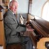 Friedrich Widmann wurde für 60 Jahre kirchenmusikalischen Dienst im Nebenamt geehrt. Der 76-Jährige spielt Orgel bei der evangelischen Gemeinde in Krumbach, hier an der fünfregistrigen Orgel in der Apostelkirche. 	