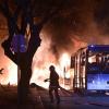 Feuerwehrleute kämpfen nach der Explosion in Ankara gegen die Flammen. Wer ist für den Bombenanschlag verantwortlich? 