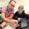 Tablet, Handy, Stift und Heft: Das brauchen die Schüler für eine typische Unterrichtsstunde bei Mathelehrer Sebastian Schmidt.  	