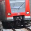 Eine Schülerin hat sich in eine S-Bahn in eine ätzende Flüssigkeit gesetzt und verletzt. In dem Fall hat sich nun eine Frau gemeldet, nach der öffentlich gefahndet wurde. Symbolbild