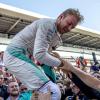 Nico Rosberg eilt in der Formel 1 seinem ersten WM-Triumph entgegen. In Sotschi feiert der Mercedes-Mann seinen siebten Sieg nacheinander.