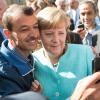 Angela Merkel lässt sich im September 2015 in Berlin für ein Selfie zusammen mit dem Flüchtling Schakir Kedida fotografieren.
