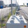 Graben
Die Betonsperren, die auf dem Gehweg zum Schutz der Zäune vor einparkenden Lastzügen aufgestellt wurden, stellen laut Polizei einen gefährlichen Eingriff in den Straßenverkehr dar und müssen entfernt werden.
