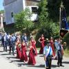 In einem Festzug ging es nach dem Gottesdienst zum Gemeinschaftshaus. Der geplante Festumzug am Nachmittag wurde allerdings wegen der hohen Temperaturen abgesagt.  	