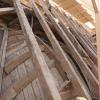 Ein seltener Anblick: Unter dem Dachstuhl sind von außen die Holzgewölbe zu erkennen; eine Konstruktionsweise, die nicht oft angewendet wurde. 