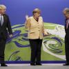 Der britische Premierminister Boris Johnson und der Generalsekretär der Vereinten Nationen, Antonio Guterres, begrüßen Angela Merkel bei ihrer Ankunft zum UN-Klimagipfel COP26 in Glasgow.