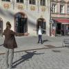 Auf dem Hauptplatz vorm Rathaus soll ein gigantischer Regiestuhl aufgestellt werden. Die Dimensionen zeigen (von links) Tom Bohn (Festivalleiter), Florian Werner (Leiter des Stadttheaters), Maren Köhler (Manager Back Office), Claudia Flörke (Kulturbüro Landsberg).