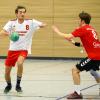 Trotz Versuchs kein Durchkommen: Die Handballer des TSV Neuburg schafften gegen Schrobenhausen 30 Minuten lang kein Tor aus dem Spiel heraus. Hier wagt Julian Hunner (links) einen neuen Versuch – doch ohne Torerfolg. 	