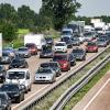 Deutschlands Straßen sind voll, doch es kommt zu etwas weniger Verletzten bei einem Unfall.