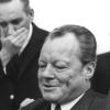 Der damalige Staatssekretär Egon Bahr (l) und Bundeskanzler Willy Brandt beim Aktenstudium am 09.02.1972 vor der Sitzung über die Billigung der Ostverträge im Bundesrat.
