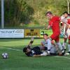 Michael Knöpfle erzielt das zwischenzeitliche 1:1 für den TSV Ziemetshausen. Christian Kumschier und Torwart Ozan Hakin von Türkiyemspor Krumbach liegen geschlagen auf dem Rasen.