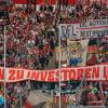 Kölns Fans halten Transparente in die Höhe mit der Aufschrift: "Nein zu Investoren in DFL".