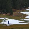 Pisten bleiben immer häufiger grün, weil der Schnee fehlt. Doch die Touristen denken darüber nicht nach.  