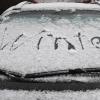 Damit sich im Winter keine Feuchtigkeit im Auto sammelt, sollte man vor dem Einsteigen den Schnee von Schuhen und Kleidung klopfen.