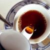 Schwarztee ist oft mit Schadstoffen belastet. Das hat die Stiftung Warentest herausgefunden. Nur fünf von 27 Tee-Produkten können die Tester deshalb empfehlen.
